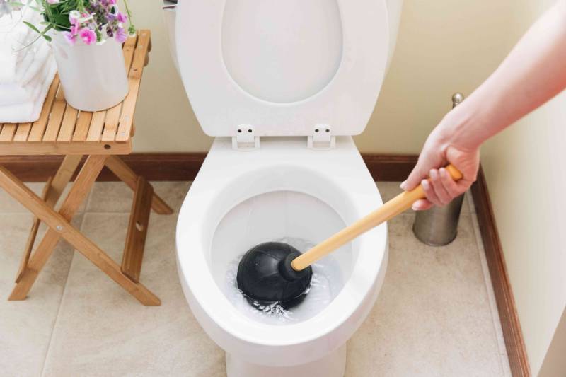 Mơ thấy bồn cầu đầy nước hay bị tắc – Tâm lý bạn đang "quá tải"?
