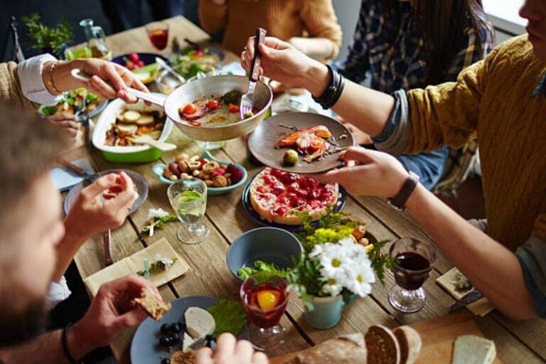 Nằm Mơ Thấy Ăn Uống Cùng Bạn Bè Đánh Số Mấy